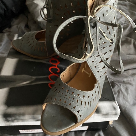 Grey wedge open toed shoes - Picture 4 of 6